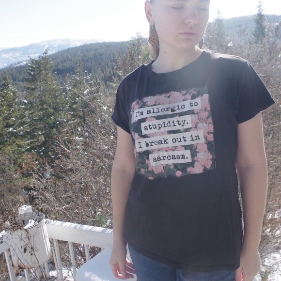 Black t-Shirt With The Saying I 'm Allergic To Stupidity .I Break out In Sarcasm - Picture 2 of 4